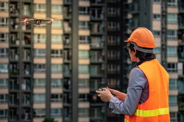 Küçük Asya inşaat sitesi üzerinden uçan uçak mühendisi. İnsansız hava aracı (İHA) arazi için kullanarak ve inşaat mühendisliği proje sitesi anket oluşturma.