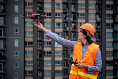 Küçük Asya inşaat sitesi üzerinden uçan uçak mühendisi. İnsansız hava aracı (İHA) arazi için kullanarak ve inşaat mühendisliği proje sitesi anket oluşturma.