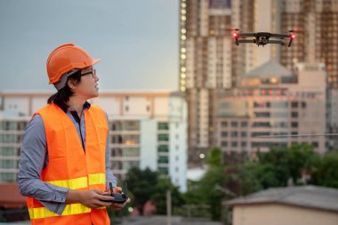 Küçük Asya inşaat sitesi üzerinden uçan uçak mühendisi. İnsansız hava aracı (İHA) arazi için kullanarak ve inşaat mühendisliği proje sitesi anket oluşturma.