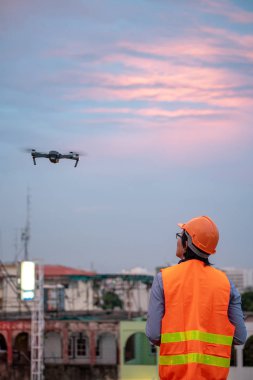 Küçük Asya mühendislik uçan uçak inşaat sitesi üzerinden günbatımı sırasında. İnsansız hava aracı (İHA) arazi için kullanarak ve inşaat mühendisliği proje sitesi anket oluşturma.