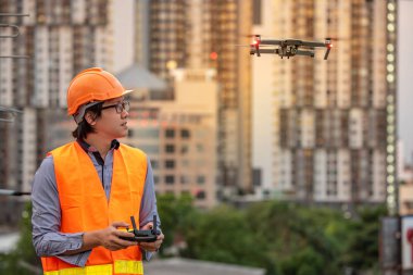 Küçük Asya inşaat sitesi üzerinden uçan uçak mühendisi. İnsansız hava aracı (İHA) arazi için kullanarak ve inşaat mühendisliği proje sitesi anket oluşturma.