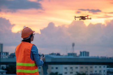 Küçük Asya mühendislik uçan uçak inşaat sitesi üzerinden günbatımı sırasında. İnsansız hava aracı (İHA) arazi için kullanarak ve inşaat mühendisliği proje sitesi anket oluşturma.