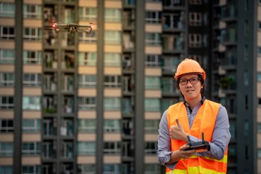 Küçük Asya inşaat sitesi üzerinden uçan uçak mühendisi. İnsansız hava aracı (İHA) arazi için kullanarak ve inşaat mühendisliği proje sitesi anket oluşturma.