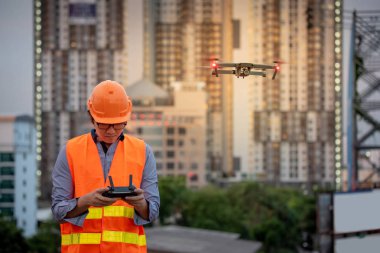 Küçük Asya inşaat sitesi üzerinden uçan uçak mühendisi. İnsansız hava aracı (İHA) arazi için kullanarak ve inşaat mühendisliği proje sitesi anket oluşturma.