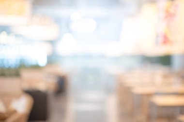 Bulanık restoran geçmişi. Bulanık kafe ya da kafeteryada yemek masaları, sandalyeler ve diğer dekorasyonlar. Tasarım ögesi için bulanık arkaplan. Yiyecek ve içecek konsepti.