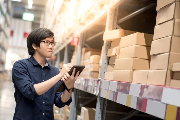 Junger Asiatischer Mann Bei Der Bestandsaufnahme Von Produkten Kartons Auf — Stockfoto