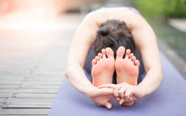 Yüzme havuzu yanında Yoga egzersiz yaparak Genç Asyalı çekici kadın. Pilates Egzersiz ve sağlıklı yaşam kavramları. Uluslararası yoga gün