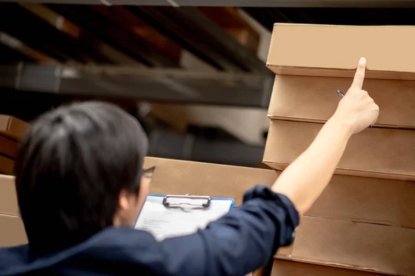 Tineri Asiatici Care Fac Stocuri Produse Cutie Carton Rafturi Depozit — Fotografie, imagine de stoc