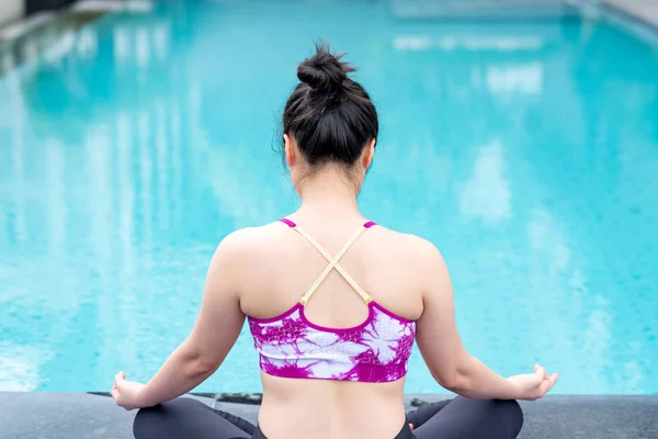 Mujer Atractiva Asiática Joven Haciendo Ejercicio Yoga Con Posición Loto — Foto de Stock
