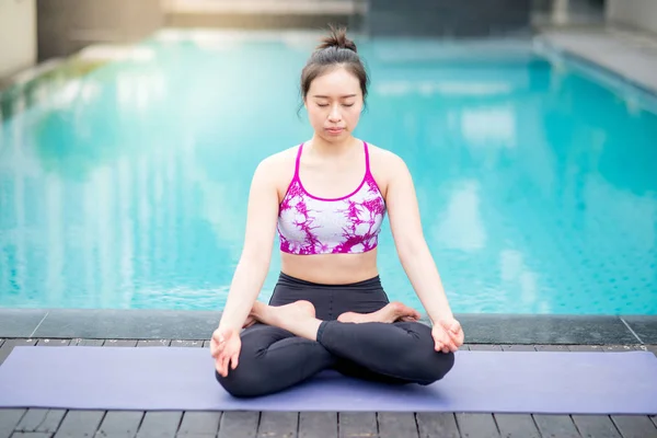 Mujer Atractiva Asiática Joven Haciendo Ejercicio Yoga Con Padmasana Posando — Foto de Stock