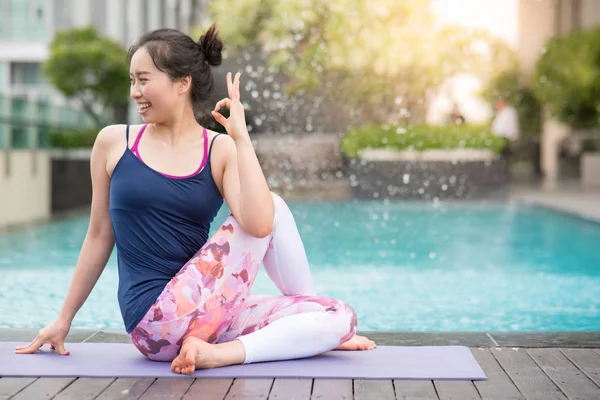 Mujer Atractiva Asiática Joven Haciendo Ejercicio Yoga Cerca Piscina Entrenamiento — Foto de Stock