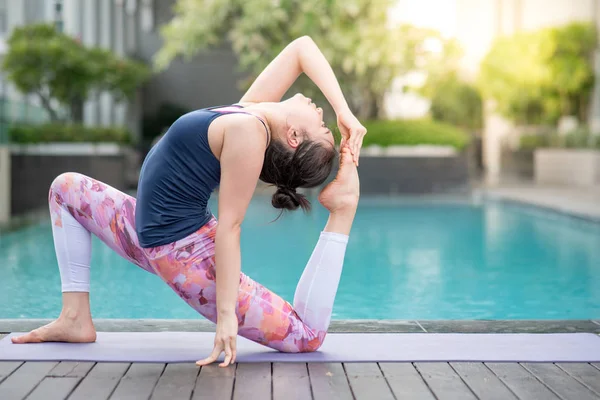 Mujer Atractiva Asiática Joven Haciendo Ejercicio Yoga Cerca Piscina Entrenamiento — Foto de Stock