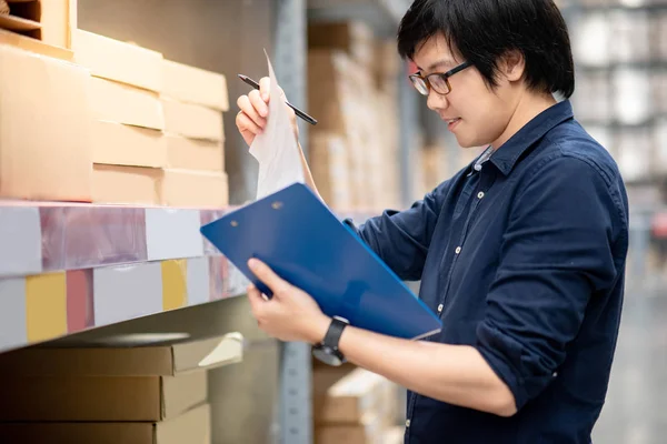 Joven Hombre Asiático Haciendo Inventario Producto Caja Cartón Los Estantes — Foto de Stock