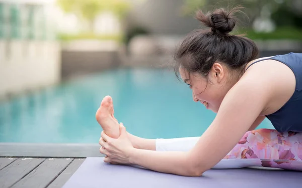 Mujer Atractiva Asiática Joven Haciendo Ejercicio Yoga Cerca Piscina Entrenamiento — Foto de Stock