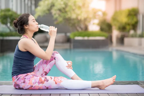 Joven Mujer Asiática Atractiva Bebiendo Agua Después Hacer Yoga Piscina — Foto de Stock