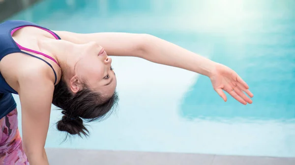 Mujer Atractiva Asiática Joven Haciendo Ejercicio Yoga Cerca Piscina Entrenamiento — Foto de Stock