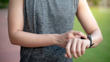 Erkek el akıllı seyretmek kalp hızı monitör parkta koşu sonra kontrol düğmesi Menü tuşuna. Aygıt kavramı izleme smartwatch fitness ile çalışan