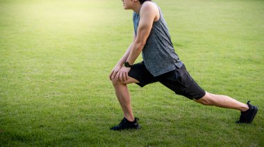 Küçük Asya parkta çalıştırdıktan sonra çimlere rahatlatıcı germe runner dostum. Açık egzersiz konsepti ile sağlıklı yaşam tarzı