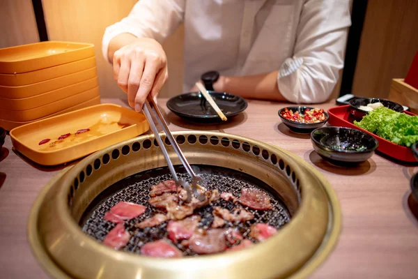 Jonge Aziatische Man Eten Koreaanse Barbecue Buffet Het Restaurant Rundvlees — Stockfoto