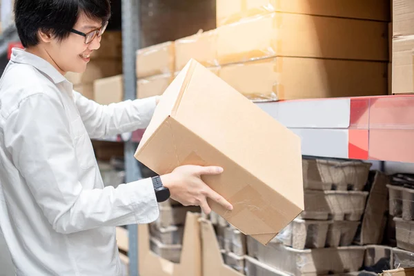 Joven Hombre Asiático Que Lleva Caja Cartón Estantería Del Producto —  Fotos de Stock