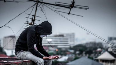 Gizemli adam beyaz maske giyen hoody elindeki ben ne yaptım, anti sosyal sorun intihar kavramı sorun düşünme seyir