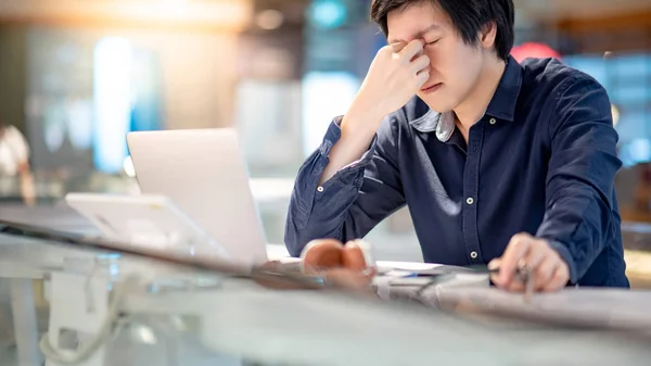 Mladá Asijská Obchodní Muž Pocit Stresu Frustrovaný Při Práci Přenosným — Stock fotografie