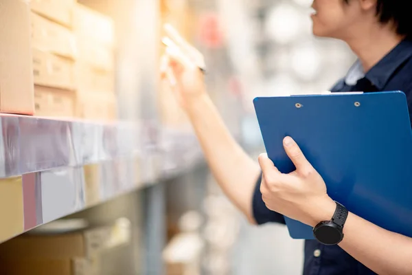 Joven Hombre Asiático Haciendo Inventario Producto Caja Cartón Los Estantes — Foto de Stock