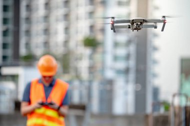 Küçük Asya inşaat sitesi üzerinden uçan uçak mühendisi. İnsansız hava aracı (İHA) arazi için kullanarak ve inşaat mühendisliği proje sitesi anket oluşturma.