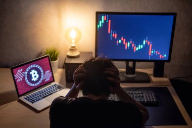 Erkek yatırımcı duygu stresli ve sinirli şamdan grafiği fiyat aşağı üstünde laptop perde ile bitcoin kriz nedeniyle. Bitcoin cryptocurrency dijital para krizi kavramı