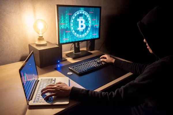 Hombre Hacker Utilizando Ordenador Portátil Ordenador Con Bitcoin Verde Gráfico — Foto de Stock