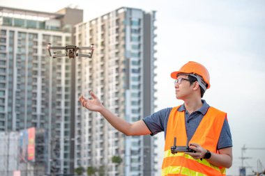 Küçük Asya inşaat sitesi üzerinden uçan uçak mühendisi. İnsansız hava aracı (İHA) arazi için kullanarak ve inşaat mühendisliği proje sitesi anket oluşturma.