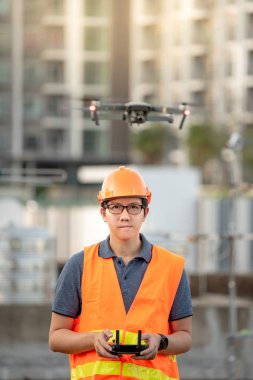 Küçük Asya inşaat sitesi üzerinden uçan uçak mühendisi. İnsansız hava aracı (İHA) arazi için kullanarak ve inşaat mühendisliği proje sitesi anket oluşturma.