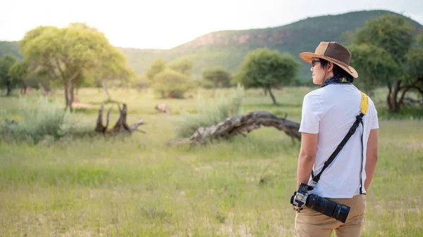 Tânăr Călător Fotograf Stând Safari Uitându Animalele Sălbatice Safari Călătorie — Fotografie, imagine de stoc