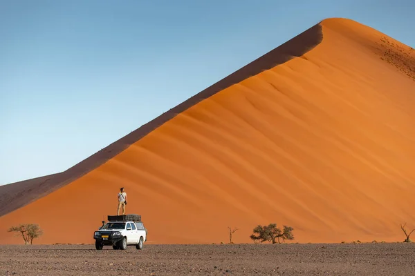 Asijský Mladík Cestovatel Fotograf Stojící Obytné Auto Poblíž Oranžové Písečné — Stock fotografie