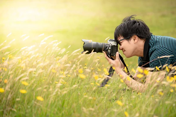 Fiatal Ázsiai Férfi Fotós Figyelembe Fotó Dslr Fényképezőgép Zöld Mező — Stock Fotó