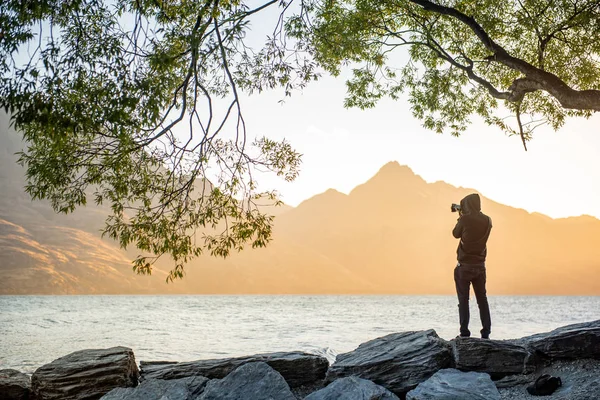 Młody Mężczyzna Fotograf Ogląda Scenerii Jeziora Wakatipu Podczas Zachodu Słońca — Zdjęcie stockowe