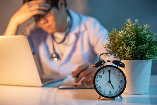 Médecin Surmené Travaillant Avec Ordinateur Portable Dans Une Clinique Hospitalière — Photo