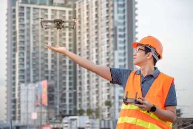 Küçük Asya inşaat sitesi üzerinden uçan uçak mühendisi. İnsansız hava aracı (İHA) arazi için kullanarak ve inşaat mühendisliği proje sitesi anket oluşturma.