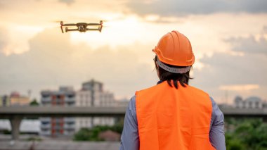Küçük Asya mühendislik uçan uçak inşaat sitesi üzerinden günbatımı sırasında. İnsansız hava aracı (İHA) arazi için kullanarak ve inşaat mühendisliği proje sitesi anket oluşturma.