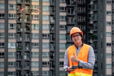 Küçük Asya inşaat sitesi üzerinden uçan uçak mühendisi. İnsansız hava aracı (İHA) arazi için kullanarak ve inşaat mühendisliği proje sitesi anket oluşturma.