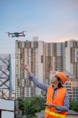 Küçük Asya inşaat sitesi üzerinden uçan uçak mühendisi. İnsansız hava aracı (İHA) arazi için kullanarak ve inşaat mühendisliği proje sitesi anket oluşturma.