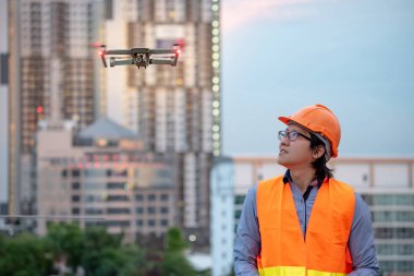 Küçük Asya inşaat sitesi üzerinden uçan uçak mühendisi. İnsansız hava aracı (İHA) arazi için kullanarak ve inşaat mühendisliği proje sitesi anket oluşturma.