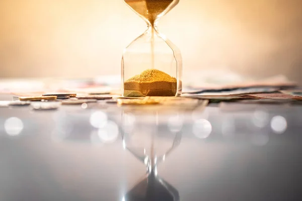 Reflectie Bruin Zand Loopt Door Vorm Van Moderne Zandloper Gloeiende — Stockfoto