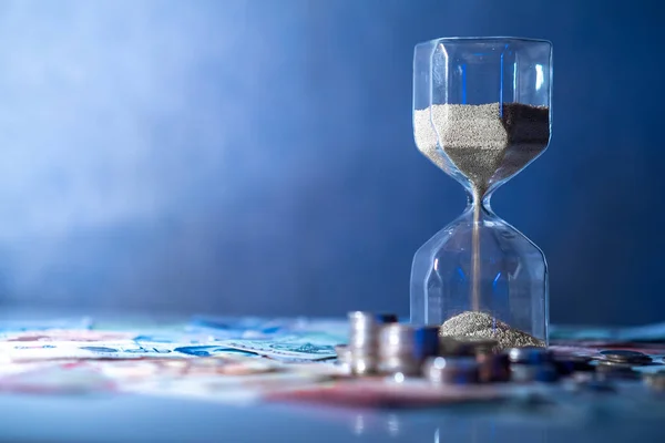 Zand Loopt Door Vorm Van Een Zandloper Tafel Met Bankbiljetten — Stockfoto