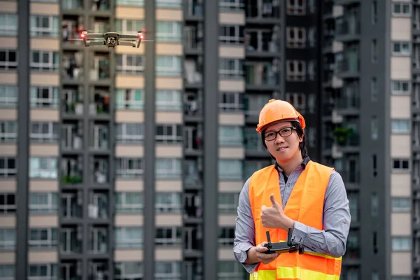 Küçük Asya inşaat sitesi üzerinden uçan uçak mühendisi. İnsansız hava aracı (İHA) arazi için kullanarak ve inşaat mühendisliği proje sitesi anket oluşturma.