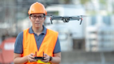 Küçük Asya Mühendislik İnşaat sitesi üzerinden Uçak uçuran adam. İnsansız hava aracı (İHA) arazi için kullanarak ve inşaat mühendisliği proje sitesi anket oluşturma.