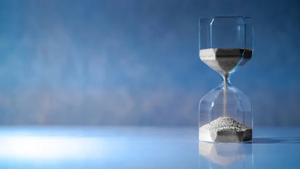 Zilver Zand Lopen Vorm Van Moderne Zandloper Witte Tafel Tijd — Stockfoto