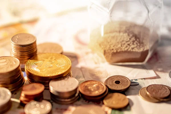 Różne Międzynarodowe Pieniądze Monety Bitcoin Klepsydra Banknocie Czas Inwestycji Wymiany — Zdjęcie stockowe