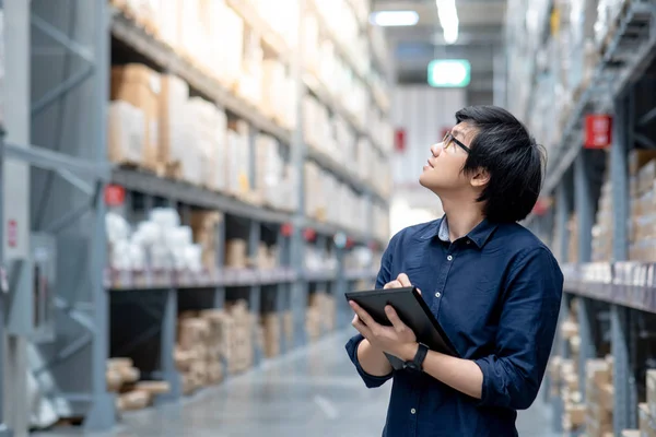 Joven Hombre Asiático Haciendo Inventario Producto Caja Cartón Estantes Almacén —  Fotos de Stock