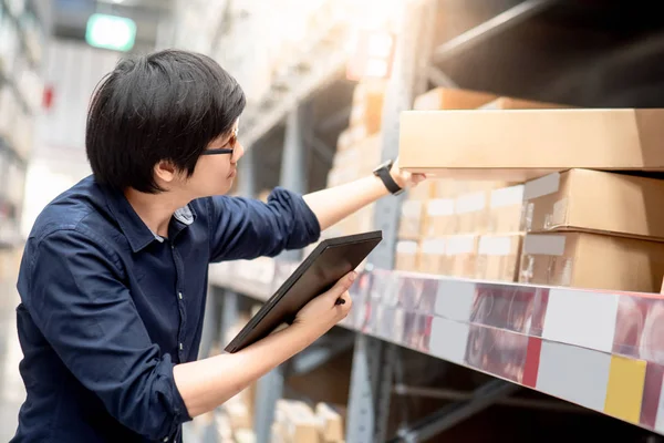 Joven Hombre Asiático Haciendo Inventario Producto Caja Cartón Estantes Almacén — Foto de Stock